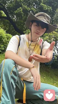 什么才是自己的生命真理！
        35年的经历，学习东方智慧，西方哲学。研究了很多学科类的内容，心理学，精神学，以及唯物，唯心。几乎都无法满足我想要的真理，与我自己的答案。
        直到看见了自己的心，融合了一切。才看清楚自己的答案。我的生命是一场生命心智的绽放，与灵魂的共鸣。我的答案，就是我自己的心。