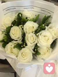 谁都想被羡慕，谁都讨厌被可怜。站在自己的视角容易心生悲悯，可在更高维度回望，我们每个人亦有局限与困顿。不必怜悯任何人，各有境遇，唯有平视，才是真正的尊重。