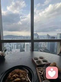 幸福的来源无外乎就是：健康，财富，关系。真正的 Rich 就是这三个维度都拉满了。这三个维度有共通的地方，也有各自的体系，其实需要单独的学习，学习的深度不亚于一门学科知识。有钱，没有健康，妻离子散，周围关系全部崩塌，不算富人。没钱，健康很好，关系很好，也能逍遥快活，还没有钱带来的一堆麻烦与是非，又何不是另一种富人?