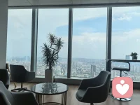 关于选择伴侣的话题。人应该选个什么样的伴侣？
找一个完成社会化的。
这是最实在的一条标准。比什么性格好、长得好、学历匹配都实在，因为进入你生活的是一个具体的人怎么处理世界，而不是表面。
什么叫社会化？是跟一个无赖甲方吵过，发现闹到合同条款上谁也没赢，回来该干嘛干嘛；是当着二十个人被领导骂过，学了有些事只能咽；是摆过摊、端过盘子、被顾客为难到想摔碗，最后还是收着脾气把单买了。
这些事教会一个人就一句话：世界不按你的感受运转，你得跟它做交易。