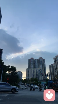 抬头看看天，会发现所有的一切都是那么不值得一提。