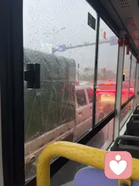 暴雨会阻碍归途，同时也会拯救一场别离，或许错的从来都不是暴雨，是因为我们拥有不一样的目的所以才会有不一样的情绪和心境！