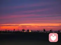 后来才懂，所谓“放下”，不是忘记，而是不再让过去捆绑现在的自己。就像潮水退去后，沙滩上留下的贝壳，不必执着于它曾属于哪片海，只需记得它被阳光照亮的瞬间。人生是一场漫长的告别，告别天真，告别执念，告别那些不再同路的人，然后带着所有的经历，继续走向更辽阔的自己。