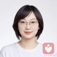 妈宝男的根源，大多是童年到青春期边界失守。母亲事事捆绑情绪，事事贴身照料，男孩学不会独立担当，长大后没主见，婚恋里也无法平衡伴侣与母亲关系。