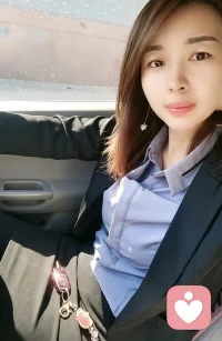 你越想抓住一段感情，它走得越快。你攥得越紧，流失得越多。不是你不够好，是你太怕失去了，那种窒息感会把对方越推越远。爱情就像手里的沙，松一点反而留得住。学会爱自己三分，爱别人七分，关系才能长久。配图