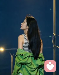 我突然恍然大悟！
为什么我敢于表达情绪、亮出底线的时候，回避反而安静下来，愿意回应我。
 
不是他喜欢挨骂，更不是他觉得疼。
是这一刻你们势均力敌，不再是只有我单方面拼命付出。
他心里没有了亏欠感，不用背负“欠了你”的沉重压力，才敢放下防备来回复。
 
回避害怕源源不断的善意，单方面过度的好，对他来说就是还不清的债。
他要的从来不是无底线的包容，而是关系里的公平。