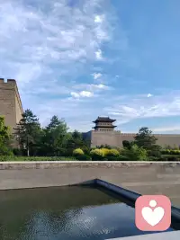 青砖城墙藏岁月，一池静水慰人心。
暂别生活里的琐碎焦虑，抬头看看云，感受古城独有的安静。
愿我们都能寻得一处内心安宁，慢慢与自己和解。