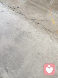 下雨了🌧泥土的芬芳，沁人心脾的微风轻抚裙摆，像是来自天堂的问候～地上的裂纹～像你～像我