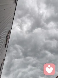 下雨了🌧泥土的芬芳，沁人心脾的微风轻抚裙摆，像是来自天堂的问候～地上的裂纹～像你～像我