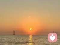 昨天晚上刷到一个视频 是关于一场救赎的故事 
一个手无缚鸡之力的姑凉连线一位她崇拜已久的人 打算在跟她崇拜之人说出最后的心声后告别这个世界 
这个视频差不多40分钟 全程述说着姑凉青春岁月中的悲苦与哀痛 成长中所经历的校园霸凌 父母离异 后妈虐待 被同学诬陷欺辱 每一次的经历都在她心里重重的刻上了一刀 致使自己多次自残 躯体化 最后想用结束生命来终结自己 告别这个世界
故事到后面肯定有转折 看到最后 我竟然潸然泪下  说不出来的内心触动 正向的力量通过一场对话让生命看到了希望 还有一场浪漫的旅程和约定 女孩突然眼里就有了光 这个女孩不仅仅只是缺爱 那是怎样的绝望和恐慌 以及复杂的心路历程 哪怕陌生人的一句鼓励 都能成为她前行的期望和动力 我心中突然就涌来一股热量 找到了能坚持下去的理由 不管是倾听师还是咨询师 不说是一盏明灯 不说能指引着你 但总会在你需要的时候有一束光照耀着你 顿时就有了一种使命感…