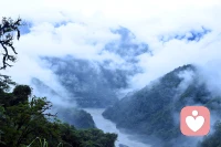 云雾漫过山林，把人间烦恼都隔在山下，大自然永远是最好的情绪收容所。