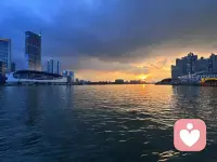 来江边看落日真的很解压，看着太阳慢慢沉下去，江水波光闪闪，什么烦心事暂时都不想管了。