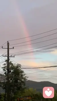 🧠 情绪内耗怎么办

很多人活得累，根本不是生活太苦，而是长期陷入情绪内耗。身体静止不动，大脑却时刻在自我拉扯。白天看似正常生活，夜里反复胡思乱想。明明没有发生天大的事，内心却始终紧绷、压抑、疲惫。

情绪内耗最折磨人的地方，是无声且持续。它不会让人瞬间崩溃，却会一点点抽走热情、耐心、自信和对生活的期待。很多人慢慢变得消极、沉默、敏感，不是性格变差了，是长期内耗透支了自己。

所谓情绪内耗，就是事情已经落幕，情绪不肯翻篇。别人早已翻篇，唯独自己困在原地反复回味、反复纠结、反复自我怀疑。纠结过去的遗憾，焦虑未来的未知，揣测别人的态度，否定自己的选择，最后身心俱疲。

想要彻底走出情绪内耗，首先要接受一个真相。人生大部分烦恼，都是想太多造成的。生活真正发生的麻烦很少，大脑脑补出来的灾难却很多。

很多人习惯性把小事放大，把琐事加重，把未发生的事当成既定结果。越敏感越爱多想，越多想越睡不着，越睡不着越焦虑，最后形成恶性循环。内耗久了，心态会越来越脆弱，一点点风吹草动，都会让人心神不宁。