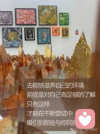 觉醒重塑｜去能让你变强的地方

很长一段时间，我陷入了一种“低能量”的恶性循环。不想动、不想说话、不愿见人，被无形的焦虑和内耗裹挟。我误以为这是情绪问题，后来才醒悟，其实是能量系统发出的警报

“人是环境的产物”。这里的“环境”，不仅仅指物理空间，更是一个看不见的能量场。在低能量的场域里，人会越来越萎靡；而在高能量的场域中，身心会被自动净化，卸下疲惫，重获笃定

那么，如何利用“环境”来为自己赋能？
🌳一、链接自然的“高维能量”
大自然是最高级、最慷慨的能量源
山川草木，都是最好的心理医生。

每周至少一次逛公园20分钟或去就近郊徒步。脱下鞋，踩在草地上；伸出手，触摸树干的纹理。这种与大地的连接，能最快地稳定我们的情绪，让我们从焦虑中抽离，回归到平静

📚二、浸泡在人文的“静气能量”
图书馆、博物馆、美术馆、书店，这些地方凝聚了人类文明的精华，自带一种沉静、专注的气场

不必带着“学习任务”去，只是去“感受”。在博物馆的展品前驻足，在书店的角落里翻阅。这种厚重的氛围会无声地包裹你，让你意识到自己的烦恼在时间的长河中何其渺小，从而获得一种释然

👭三、靠近“高能人群”
一个人容易胡思乱想，一群人能互相照亮。在我最低落时，有幸加入了一个高能量的女性社群。这里不谈论琐事，只关注成长。我被推着读完了第一本书，开始了写作和摄影。环境的力量推着我，完成了从“颓废”到“行动”的关键一跃

主动筛选你的社交圈。靠近那些让你感到平静、有力量、想变得更好的人，远离那些充满抱怨和负能量的人

写在最后
分享一句很喜欢的话“每个人都是独一无二的。请相信，此刻的你，正在被他人羡慕。做自己的支持者，无需完美，只需完整”

人生是多维的，别让一时的低谷，遮盖了你全部的风景。去高能量的地方，见高能量的人，做高能量的自己。当你开始滋养自己，整个世界都会来帮助你。