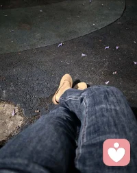 面对破碎，我们都当过自己人生的裁缝。
有些东西，不是原路返回就能找回来的。