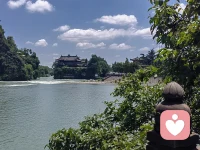 都江堰的伟大工程，奠定了成都天府之国的地位。有空多出去走一走
感受一下祖国伟大的人文和自然景观。