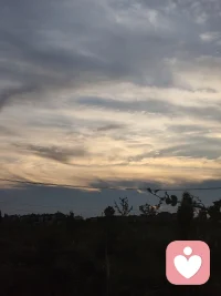 与焦虑和解：守好自己的节奏，就不算落后
不知道你有没有过这种时刻：明明一天没做多少重活，却累得提不起劲；明明没遇上什么过不去的坎，心里却总悬着一口气，坐立难安。
怕计划赶不上变化，怕付出换不来结果，怕被人落下，怕选错方向，连睡前都要把当天没做好的事翻出来反复咀嚼，越想越清醒，越清醒越焦虑。
其实你抬头看看四季就懂，春生夏长，秋收冬藏，每个时节都有它该有的样子。花不会因为有人急着看就提前开，叶不会因为有人舍不得就不落。天地间的万物，都在顺着自己的节奏走，从不慌慌张张赶时间，也从不拧巴着和规律较劲。
人也该是一样的。
很多时候困住我们的不是事情本身，是我们非要 “事事可控” 的执念。想把每一步都算准，想把每一个结果都握牢，想让所有期待都落地成真。可日子从来不是按剧本走的，就像风来了你挡不住，雨停了你也留不下。
真正的松快，从来不是把所有事都攥在手里，而是事来则应，事过则静。该做的事尽心做，剩下的交还给时间；该走的路踏实走，其余的随遇而安。不揪着过去内耗，不追着未来恐慌，把心安在当下这一秒，反而走得更稳。
不用逼自己永远紧绷向上。心里的容量就那么大，堆满了未发生的担忧，就装不下眼前的烟火了。允许自己慢一点，允许有些事就是不完美，允许自己偶尔 “没用”，这不是躺平，是给心留一处喘息的缝隙。
人这一辈子，不是所有褶皱都要熨平才算圆满。能在纷乱里守得住自己的节奏，在起伏里拿得起也放得下，就已经是很好的一生了。
你不用赶，也不用怕。花有花期，人有时运，你走的每一步，都算数。
