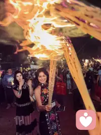 火把节的意义，不只是火光和歌声，
而是让你暂时忘记生活的琐碎，
跟着人群热闹一会儿，
然后第二天继续勇敢面对现实配图