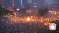 火把节的意义，不只是火光和歌声，
而是让你暂时忘记生活的琐碎，
跟着人群热闹一会儿，
然后第二天继续勇敢面对现实配图