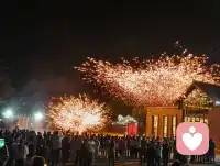 看着漫天散落的铁花，忽然觉得很多拧巴的情绪，就像这转瞬即逝的星光✨
再难熬的时刻，也会有属于自己绽放的一瞬间。
慢下来，和自己好好和解。配图