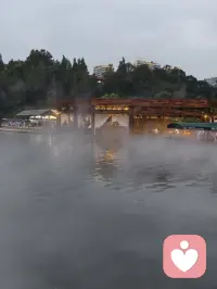 水雾漫过湖面，喧嚣暂时被隔在远处。
我们总忙着回应所有人，却很少停下来倾听自己。
有些委屈、迷茫不用强迫立刻消散，
给情绪一点时间，安静，就是最好的治愈🌫️配图