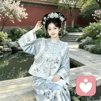 夜色漫过红墙，喧嚣归于沉寂。

多少心事，只适合留给深夜。
人前尽量平和从容，夜深才敢释放心底的起伏。
那些情绪翻涌的时刻，无人诉说，唯有夜色默默包容。

红墙无言，照尽人间万般心事。配图