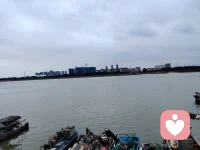 人生就像这一搜搜停泊靠岸的船🚢…
我们应该如何善待自己请看以下：1以善举滋养自己
                                                       2：发挥创造力，挑战有难度的东西。
                                                       3：学习力，思考力
                                                        4：锻炼自己，比如游泳，骑行，健身，学习报课程。
                                                         5：保持整洁，收拾家务，整理生活空间，整理书架，罗列一周的储蓄和理财，购物清单。
                                                         6：转换环境，游览风景，徒步沙漠。
                                                         7：善待自己，穿自己喜欢的衣服，给自己泡杯茶，冥想/瑜伽教程。
                                                        8：安排与朋友见面，找自己喜欢的俱乐部打台球。打电话跟家人聊天。
                                                       9：去看电影或者戏剧，看自己喜欢的电视节目，可以听自己喜欢的音乐。创建自己喜欢的歌单。
                                                      10：愉悦自己感官，点香薰，跑温泉。
我们是自己世界王国里的限量版！好好爱自己的一切…配图