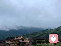心理咨询师常用的技巧：
                                   1：咨询过程中，我们以积极的心态传递给来访。促进资访关系的相互信任以及来访倾诉的话题，表达内心的感受和想法。
                                 2：不要归纳对方的感受。人有时候无法做到真正的感同身受，用心听对方说话就是最好的尊重。
                                3：重视来访，使对方感受到真正被理解，被倾听。只是认真的听，就能让来访舒心和暖心！
倾听的魔法会发挥它真正的威力！