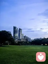 如何在有毒的环境里守住心理能量？ 那些内核相对稳定的人，都有一道看不见的心理边界——看到但不反应、听到但不评判、知道但不参与这个“情绪游戏”。他们对自己的保护策略——是让自己去成为那个不带着解码器的信息接收者，并把自己定位为“信息的筛选者、人生的主人公、关系的引领者”。“能量的拥有、能力（变现的技能）的掌握与运用”的背后，是心力的运作。心力，代表最真实的生命状态。于是，为了把“心力“运用在值得的事物上，（尤其身处有毒的环境里）守住心力能量，才显得如此重要。况且，在这个世界上，并不是所有人，都值得你流露真情、打开自己的能量之门。再有，信息并不等于真相，情绪并不等于“你自己”本身。总之，只要你停止无条件地回应外界，那么，他人对你的试探、操控，也就自然地失效。