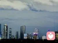在“擅长于共情”与“专业于心理咨询”之间，还存在不少成长的空间。“共情”只不过是心理咨询过程中的其中一个步骤罢了。当然，具备“对他人的共情”也是深耕于心理学的一块敲门砖。而“专业于心理咨询”是——把原先对心理学的兴趣、研究，升华为一种能够变现的技能。其中还包括“愿意、并能够负责任于帮助每位来访者；在做咨询的过程中能够熟练地运用各种心理学界的伦理与学派；引导他人发现他自己未解决的人生课题；帮助他人梳理成长经历的来龙去脉；设立好共情的边界；在帮助他人的同时还能更进一步地深入于自己的人生课题”。所以，“对心理学感兴趣、对心理学的各门学派与伦理有着充分的了解、共情能力细腻”与“自己适合从事心理咨询、能够成为一名优秀的心理咨询师”（这两件事）之间，并不能直接划等号。