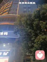 猫咪一直追自己的尾巴，怎么都追不到。
猫妈妈说，尾巴是你的福气。不用追，往前走，它就跟着你！配图