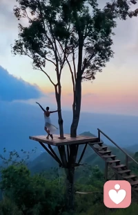 很多妈妈内心都在经历一种矛盾的拉扯：
自己无比渴求被理解，可面对孩子，常常做不到共情。
 
累到筋疲力尽，白天要工作，回家要照料一家人吃喝起居。
心里憋了一堆委屈，想跟身边人倾诉，说自己快要撑不住。
得到的不是心疼，反而是轻飘飘的一句：
“大家都是当妈的，别人扛得住，就你矫情。”
 
没有争吵，可是心里瞬间就凉透了。
所有的辛苦不被看见，连脆弱都不被允许。
 
按理说这样的妈妈，一定最懂得不被理解的苦，因此，会更理解、更温柔对待自己的孩子。
 
可转头面对孩子，故事就变了。
 
孩子放学兴冲冲扑过来，迫不及待讲学校好玩的经历。
我们满心都是作业、家务、各种待办琐事，没有心思倾听。
张口就是一连串现实的追问。
孩子高涨的兴致，一瞬间就被浇灭，默默闭上嘴不再说话。
 
想起童年，我主动帮忙洗茶具，失手打碎杯子，迎来当众责骂。
我蹲在地上收拾一地碎玻璃，满心羞愧，多希望有人说一句没关系，却什么也没等到。
 
明明亲身吃过不被看见的苦，旧的模式却会本能冒出来。
我们盼望别人接纳我们的脆弱，却常常接不住孩子的欢喜。
 
不必狠狠责备自己。看见这份矛盾，就是疗愈的开始。
先拥抱那个不被善待的自己，才有能力温柔对待孩子❤️
 
#内在小孩 #妈妈内心拉扯 #原生家庭与亲子 #女性自我疗愈