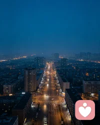 夜色慢慢安抚躁动的心
人总要在安静的深夜和自己对峙。
看清人性里自私、怯懦、敏感的一面，不必急于苛责。
接纳自身所有不完美，才是长久的自我疗愈。
外界喧嚣终会落幕，学会向内审视，与自己慢慢和解。