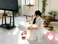 下午举办的七夕特辑oh卡与颂钵联动探寻内在的亲密关系。静谧时光，颂钵声起，心灵也随之振动。闭上眼，打开心轮，慢慢感受能量的流动，让烦恼渐渐消散。为我们的心轮充满爱的能量