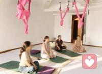 下午举办的七夕特辑oh卡与颂钵联动探寻内在的亲密关系。静谧时光，颂钵声起，心灵也随之振动。闭上眼，打开心轮，慢慢感受能量的流动，让烦恼渐渐消散。为我们的心轮充满爱的能量