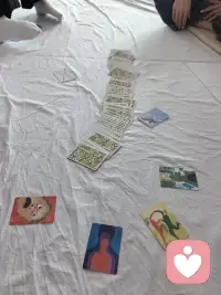 下午举办的七夕特辑oh卡与颂钵联动探寻内在的亲密关系。静谧时光，颂钵声起，心灵也随之振动。闭上眼，打开心轮，慢慢感受能量的流动，让烦恼渐渐消散。为我们的心轮充满爱的能量