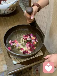 今日打卡:下午给会员来一场颂钵冥想。清理了日复一日么压力、紧绷、思虑过多💫
跟随钵音共振，释放身体积压的情绪，舒缓焦虑疲惫。
学习和自己相处，掌握自我调节的内在锚点。
在声音里，重遇松弛平和的自己。