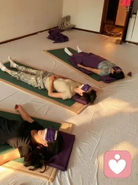 今日打卡:下午给会员来一场颂钵冥想。清理了日复一日么压力、紧绷、思虑过多💫
跟随钵音共振，释放身体积压的情绪，舒缓焦虑疲惫。
学习和自己相处，掌握自我调节的内在锚点。
在声音里，重遇松弛平和的自己。