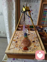 摆上水晶阵法，期待好运降临。晶莹剔透的石头，静静守护着我的小愿望。生活需要一点仪式感，为平凡日子加点魔力。