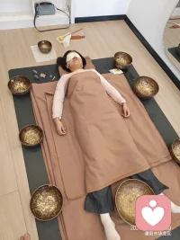 颂钵个案私教｜今日疗愈记录✨
在环绕颂钵低频共振里，
她慢慢卸下紧绷，看见藏在深处和父亲之间未曾和解的情绪，
在声波里允许眼泪自然流动。
 
身体也给出了信号：觉察到腿部积压的不适，
随着钵音持续共振，一股类似触电的酥麻感漫开，
是身心松开、能量流动的感受。
 
很多情绪不会只藏在心里，都会储存在身体里。
颂钵不是简单放松，是借由声波，唤醒内在觉察，看见自己。