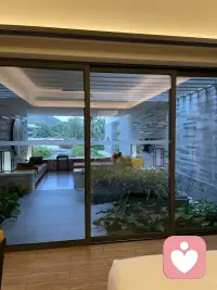 不必急着给出答案，先好好做一个倾听者。
懂得聆听，是最温柔的共情。