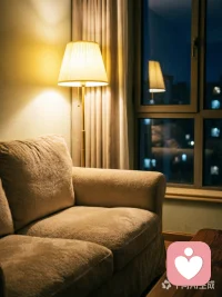 你好，我是安馨，一名心理倾听师。

在快节奏的生活里，我们习惯了扮演各种角色：情绪稳定的成年人、靠谱的朋友、懂事的孩子……却常常忘了，自己也需要一个可以卸下防备、安心做自己的角落。

我提供的不只是倾听，更是一个安全、包容、不带评判的空间。在这里，你不必字斟句酌，不必担心说错话，也不必急着“好起来”。无论是深夜的辗转反侧、难以名状的焦虑、关系里的拉扯，还是那些无法对身边人言说的委屈与迷茫，都可以放心地交给我。

我会用专业的心理学视角和真诚的陪伴，陪你一起梳理那些缠绕的思绪，看见情绪背后未被满足的需求。我不急于给你答案，因为我相信，你本身就拥有走出困境的力量，而我只是那个提着灯，陪你走过一段夜路的人。