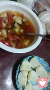 来自家人的幸福与感动，晚上孩子爸爸和朋友约着出去玩，还在电饭煲里给我们娘四个炖的西红柿炖牛腩，味道特别鲜，娃们都抢着喝，幸福感油然而生，留一碗给老公当宵夜吧。