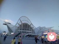 太阳落山了，来到金沙滩，真好，人好多啊，开心😁