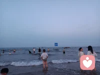 太阳落山了，来到金沙滩，真好，人好多啊，开心😁