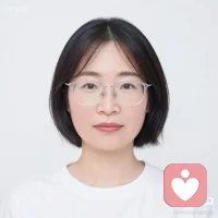 今天陪姑娘去医院检查，挂了三个医生的号也没搞明白咋回事。又刷到山东财经38岁博士生导师，泰山学者，杰青，两个注册师（会计师，律师），这么多靠实力挣的却在38岁停止，太让人痛心！还是选择像普通人活着，慢慢陪孩子们长大吧。等待的过程中玩ai，做出来ai形象和簪花照，满惊艳，ai太厉害了，ai的世界是不是可以很完美。