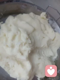 和孩子们一起做的土豆小丸子，QQ弹，很美味，我蒸的土豆，和淀粉做的土豆面团，俩姑娘团的。不敢吃辣椒🌶️，做成了酸甜口，如果能吃辣椒，放上，是不是得更美味，更诱人。