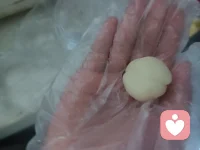 和孩子们一起做的土豆小丸子，QQ弹，很美味，我蒸的土豆，和淀粉做的土豆面团，俩姑娘团的。不敢吃辣椒🌶️，做成了酸甜口，如果能吃辣椒，放上，是不是得更美味，更诱人。