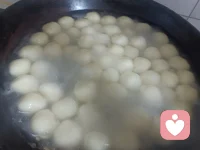 和孩子们一起做的土豆小丸子，QQ弹，很美味，我蒸的土豆，和淀粉做的土豆面团，俩姑娘团的。不敢吃辣椒🌶️，做成了酸甜口，如果能吃辣椒，放上，是不是得更美味，更诱人。