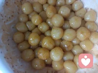 和孩子们一起做的土豆小丸子，QQ弹，很美味，我蒸的土豆，和淀粉做的土豆面团，俩姑娘团的。不敢吃辣椒🌶️，做成了酸甜口，如果能吃辣椒，放上，是不是得更美味，更诱人。